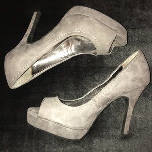 Peep-toe platform pumps